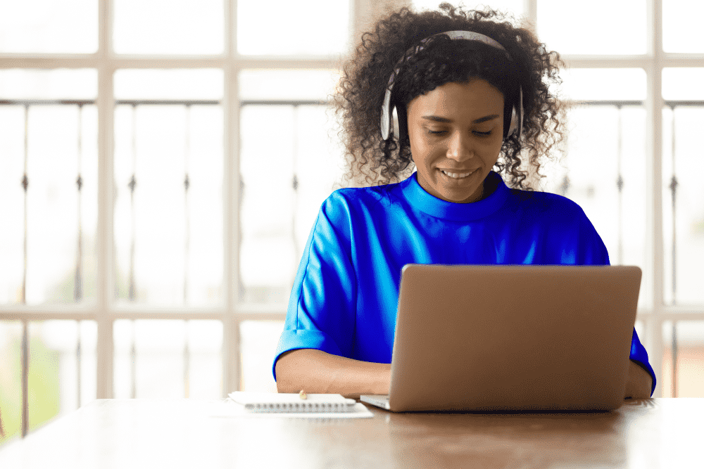 Junge Frau mit Kopfhörern besucht online Privatunterricht für Erwachsene mit Lingoda