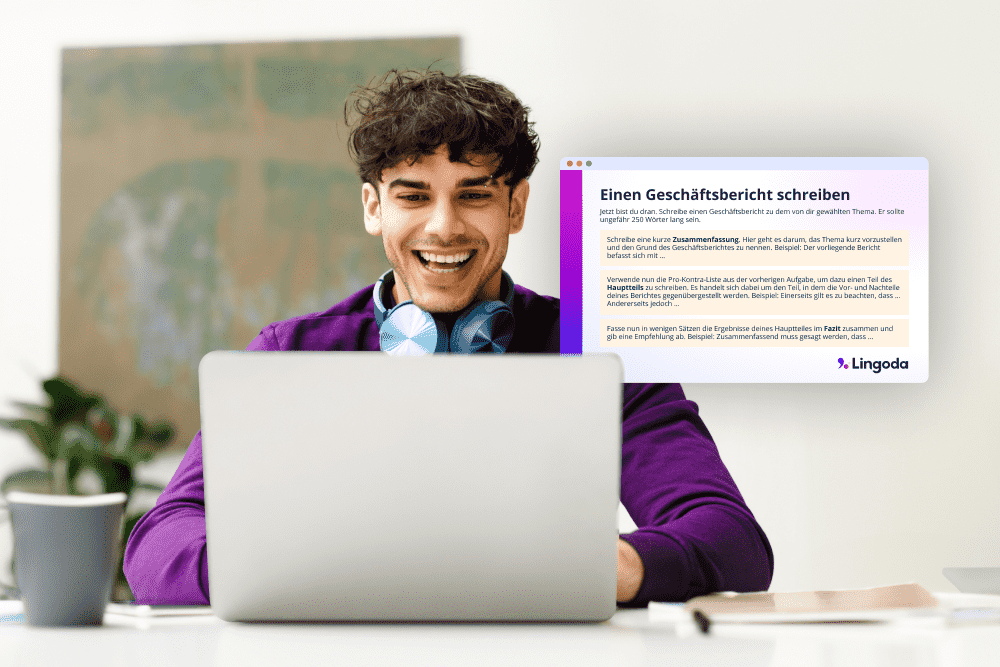 Junger Mann sitzt an seinem Laptop und besucht einen C1 Deutschkurs von Lingoda